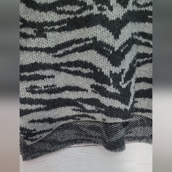 Euc DKNY zebra print mock neck heavy  knit sweater size M - Picture 9 of 12